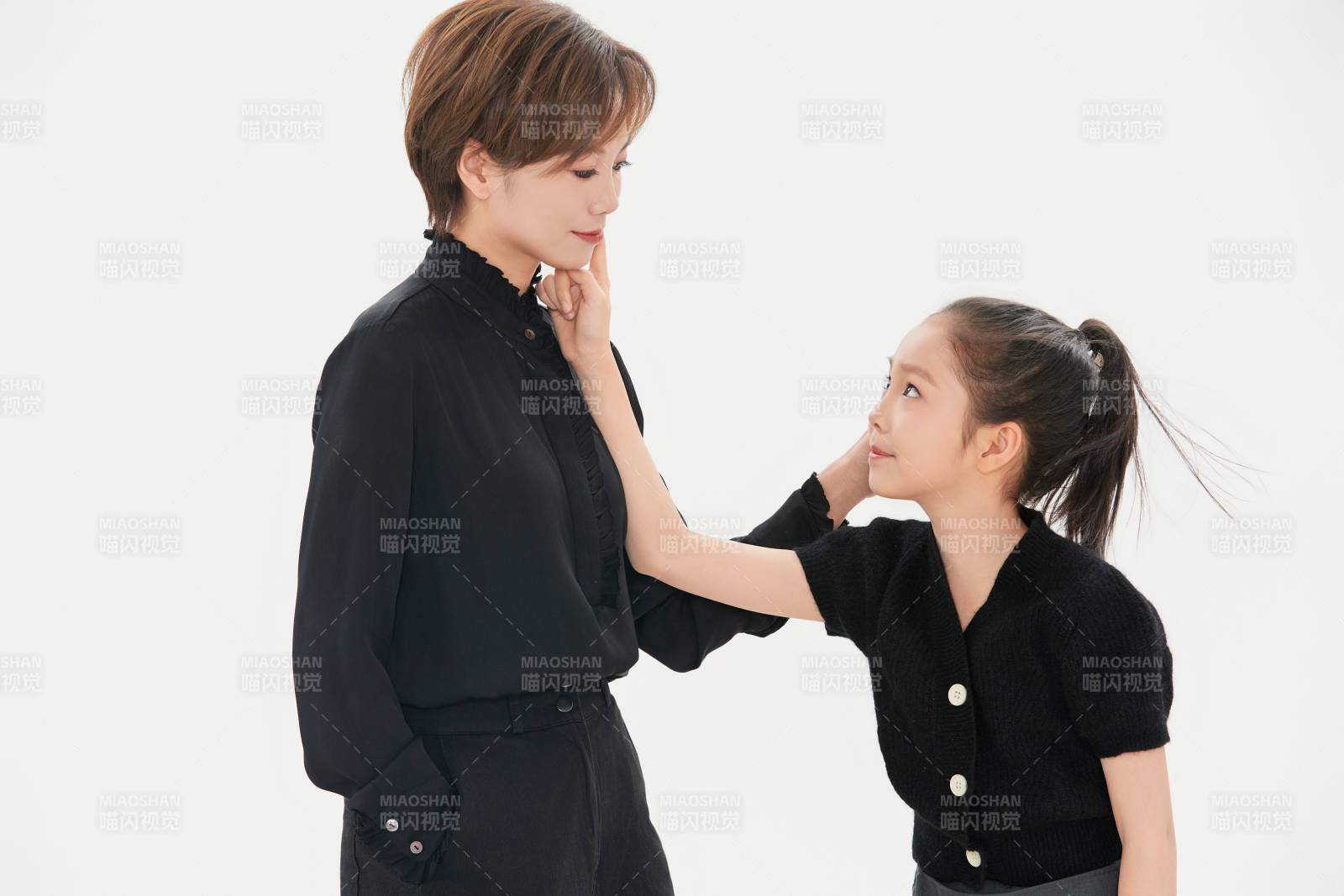 白色背景里的美丽妈妈与可爱女儿亲子人像图片