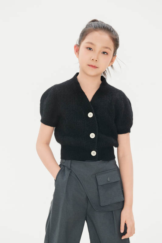 白色背景里的活泼可爱的中国小女孩儿童图片