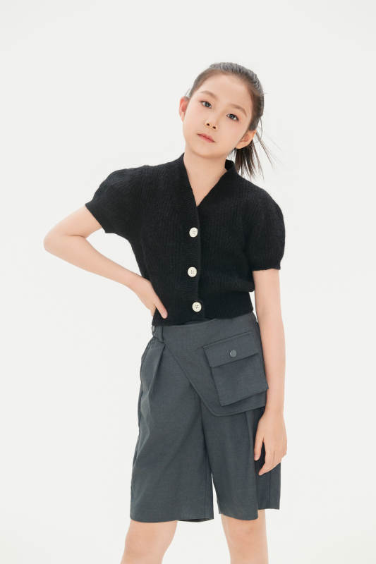 白色背景里的活泼可爱的中国小女孩儿童图片