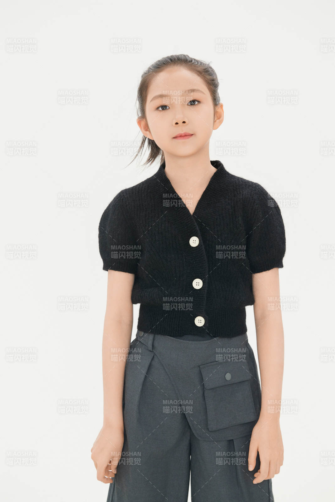 白色背景里的活泼可爱的中国小女孩儿童图片