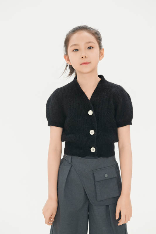 白色背景里的活泼可爱的中国小女孩儿童图片