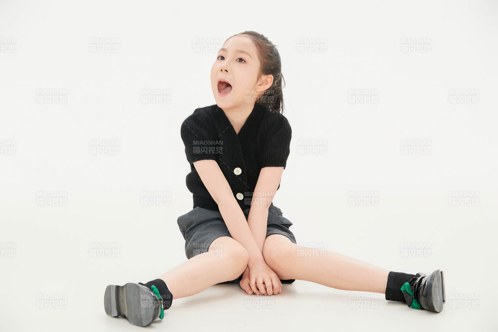 白色背景里的活泼可爱的中国小女孩儿童图片