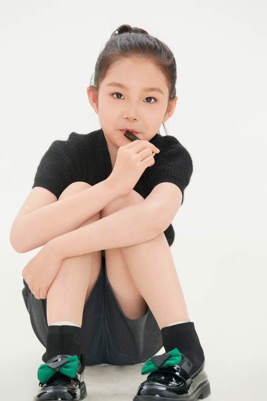 白色背景里的活泼可爱的中国小女孩儿童图片