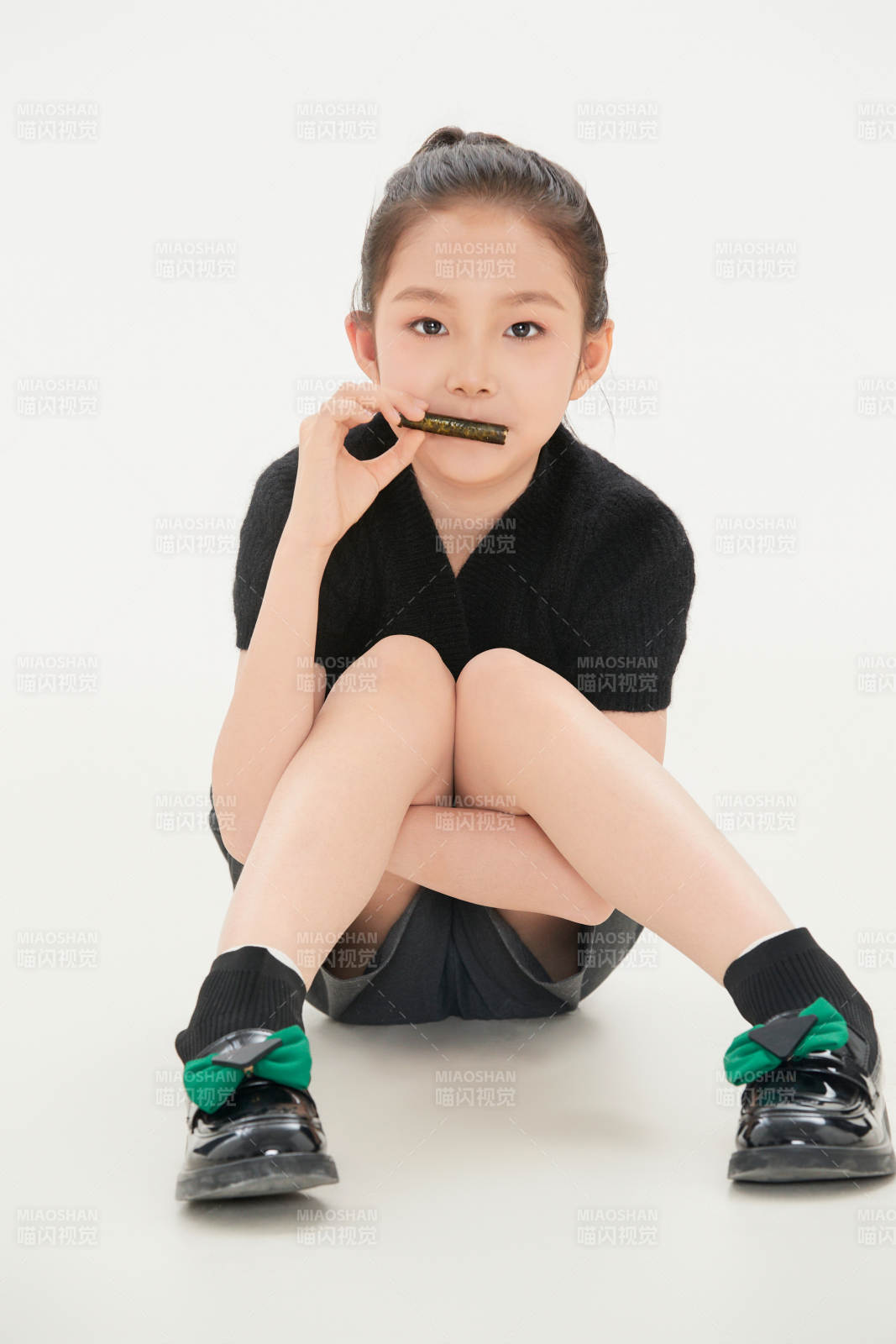 白色背景里的活泼可爱的中国小女孩儿童图片