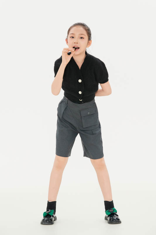 白色背景里的活泼可爱的中国小女孩儿童图片