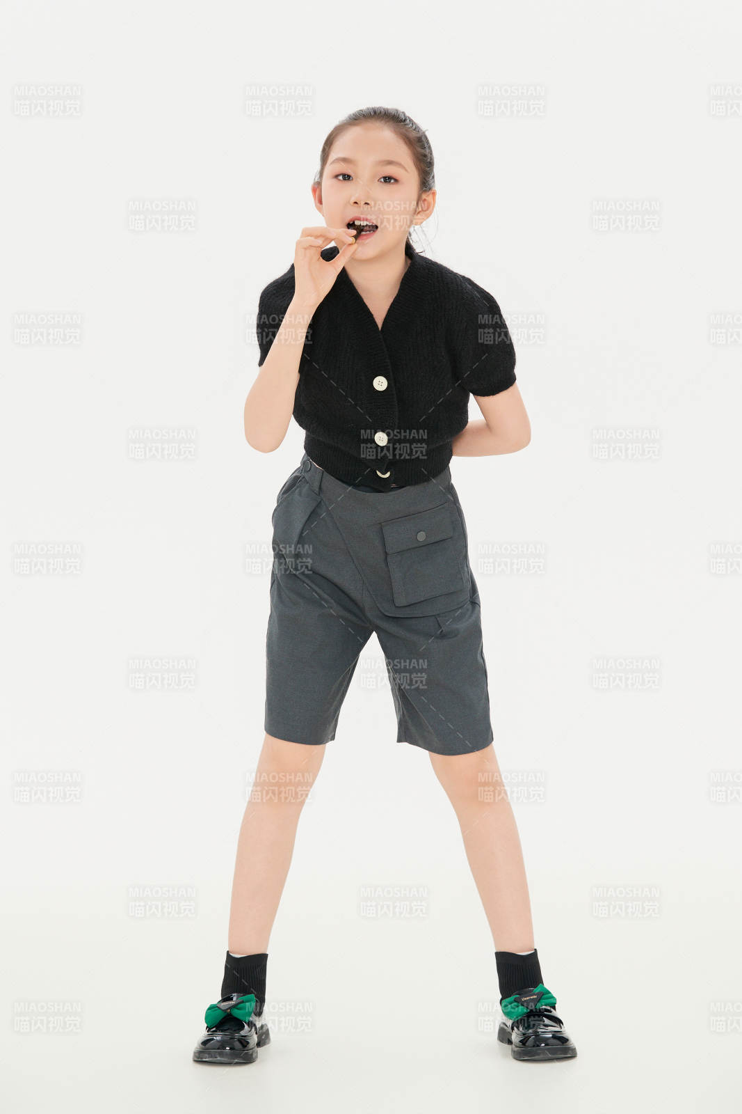 白色背景里的活泼可爱的中国小女孩儿童图片