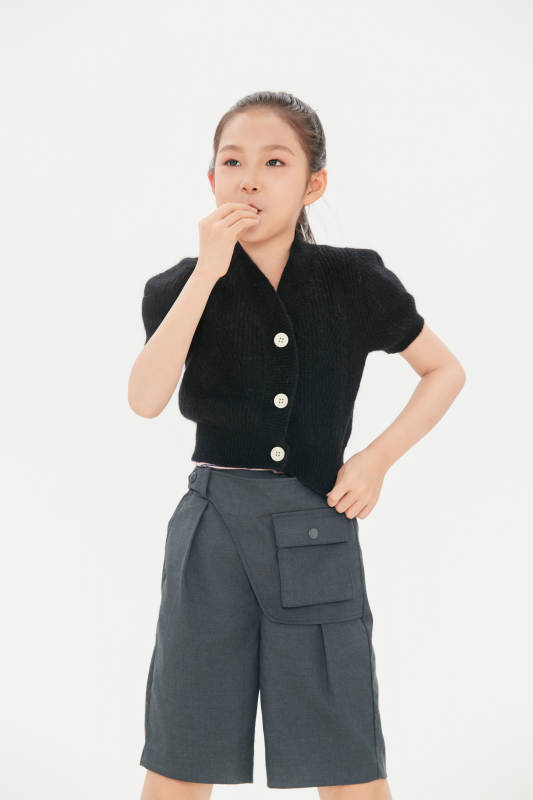 白色背景里的活泼可爱的中国小女孩儿童图片