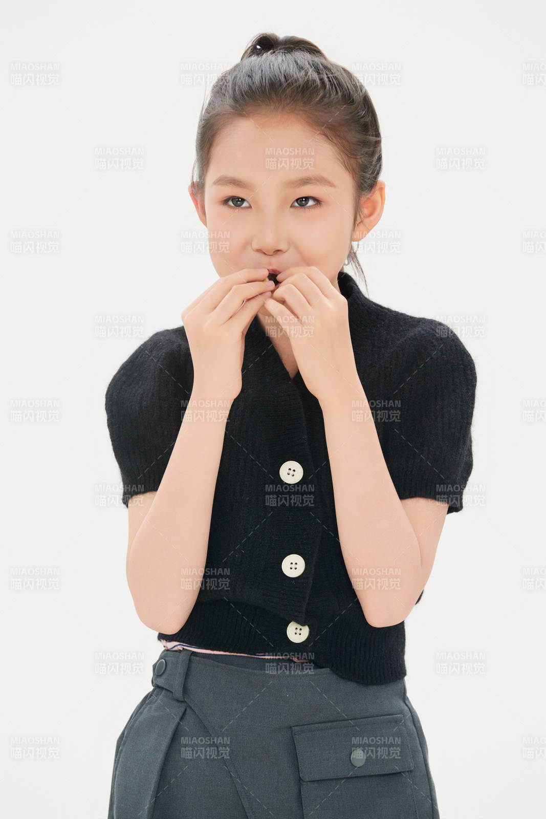 白色背景里的活泼可爱的中国小女孩儿童图片