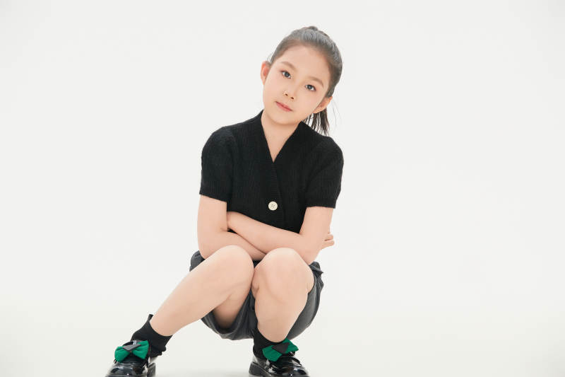 白色背景里的活泼可爱的中国小女孩儿童图片