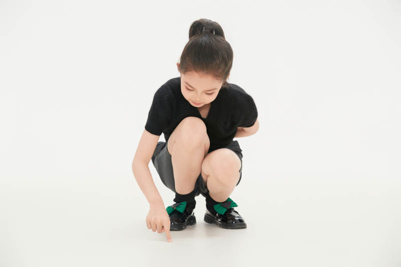 白色背景里的活泼可爱的中国小女孩儿童图片