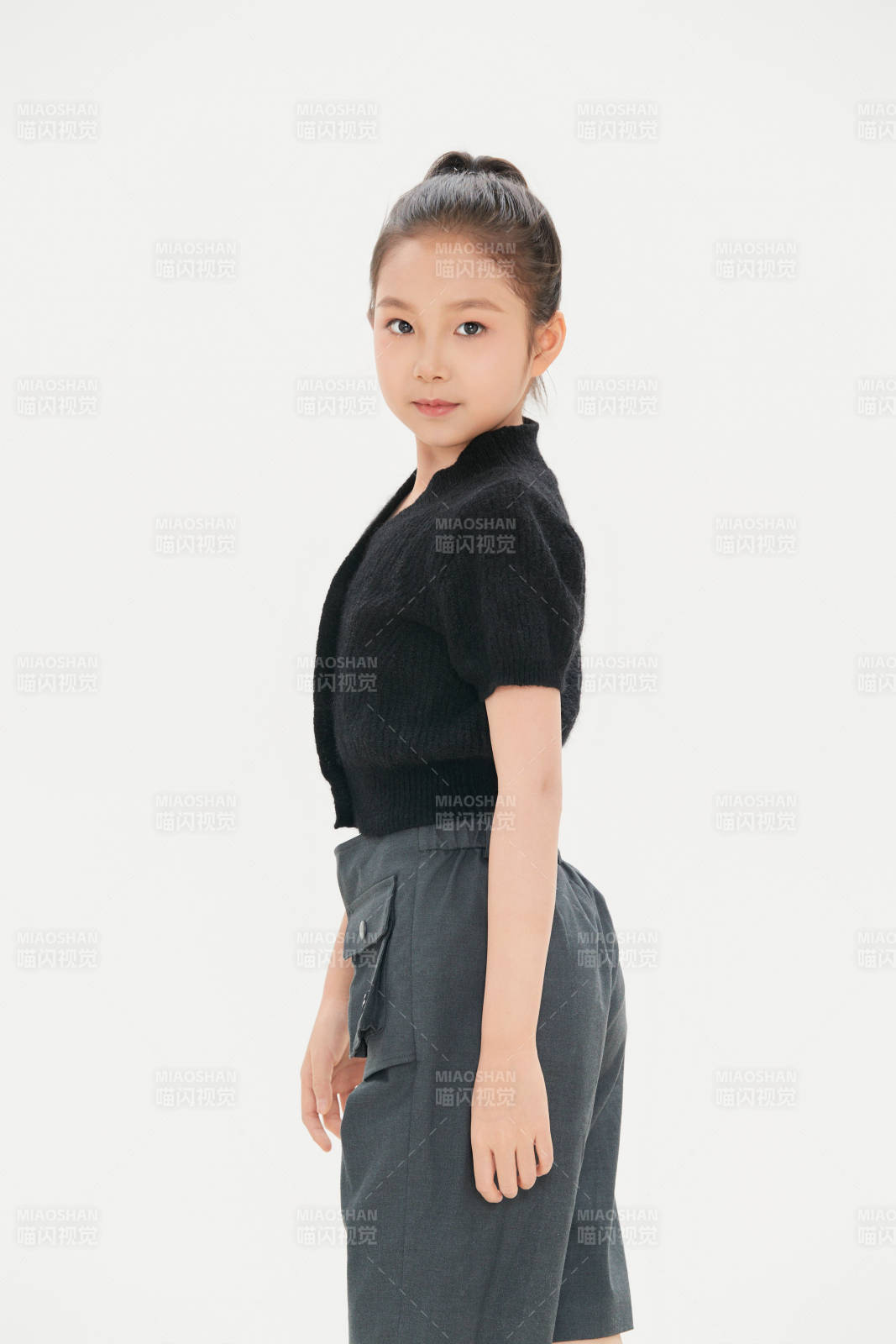 白色背景里的活泼可爱的中国小女孩儿童图片