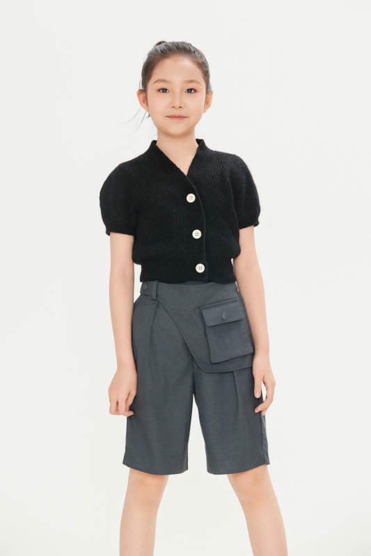 白色背景里的活泼可爱的中国小女孩儿童图片