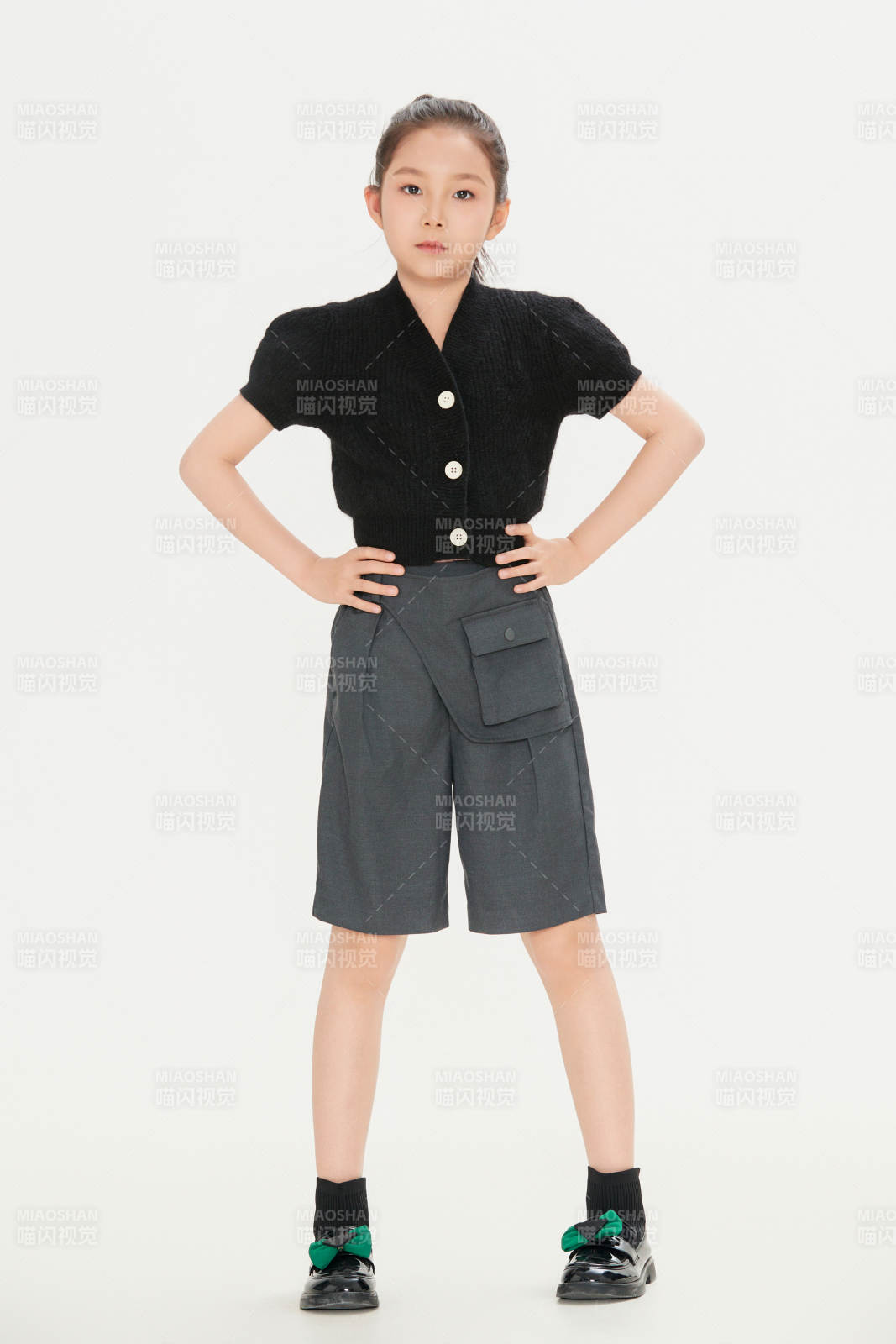 白色背景里的活泼可爱的中国小女孩儿童图片