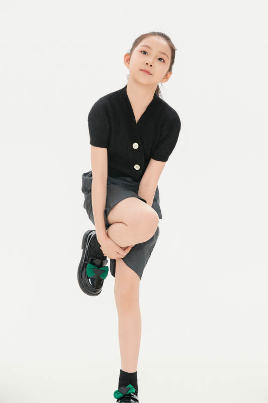 白色背景里的活泼可爱的中国小女孩儿童图片