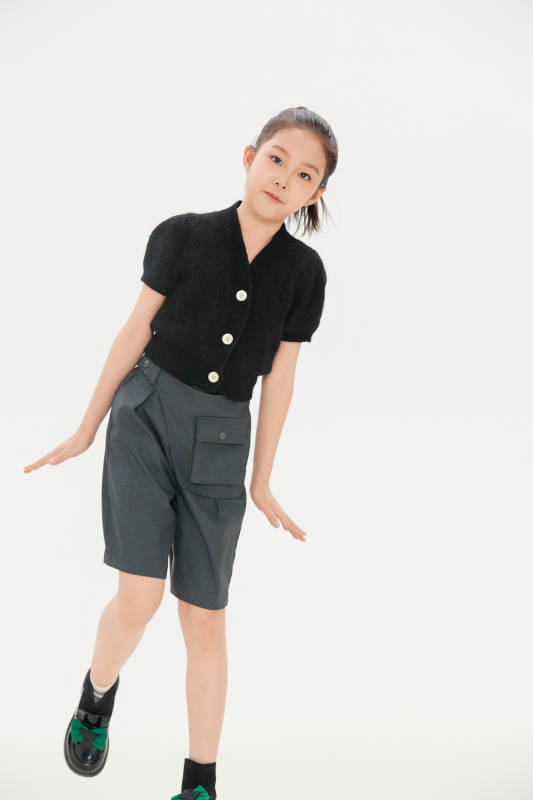 白色背景里的活泼可爱的中国小女孩儿童图片