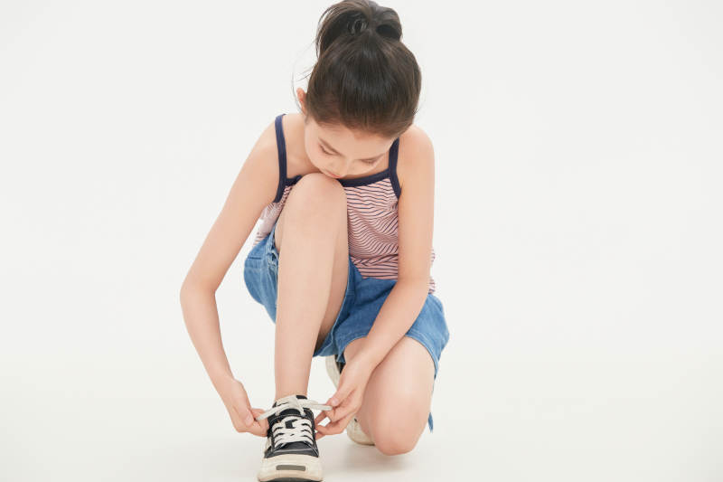 白色背景里的活泼可爱的中国小女孩儿童图片