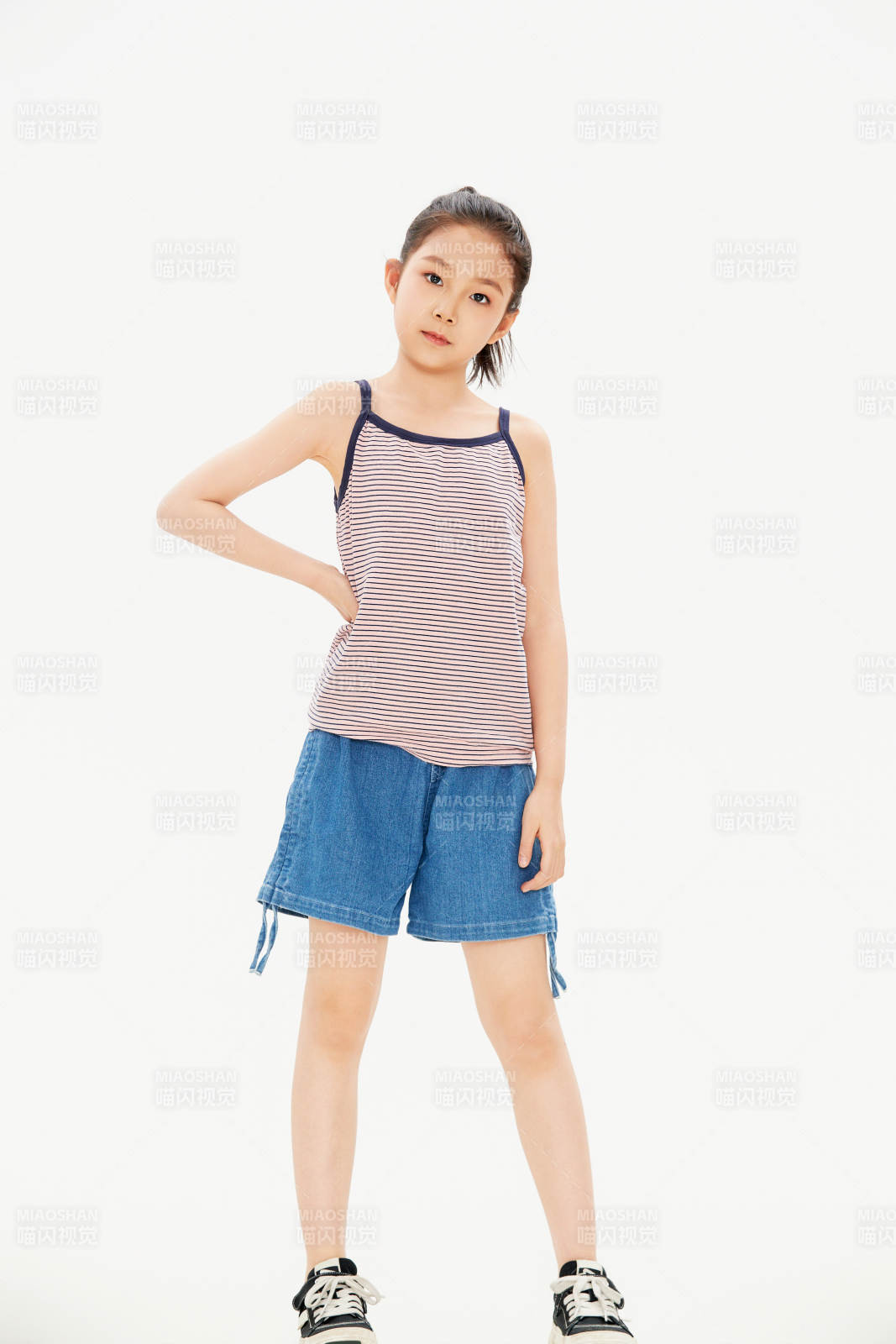 白色背景里的活泼可爱的中国小女孩儿童图片