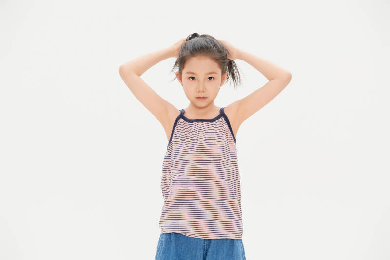 白色背景里的活泼可爱的中国小女孩儿童图片