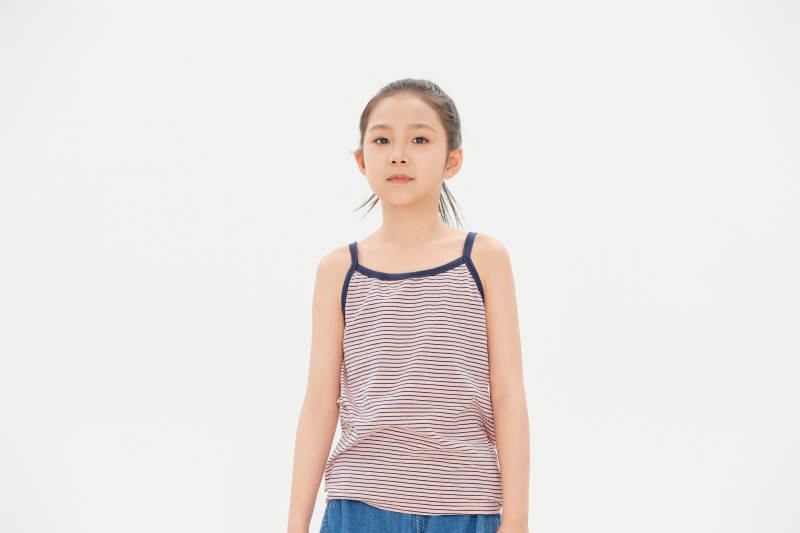 白色背景里的活泼可爱的中国小女孩儿童图片