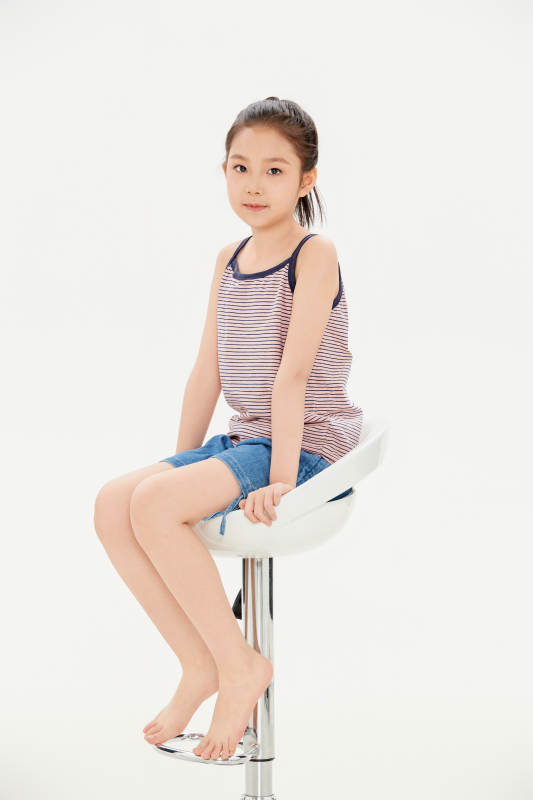 白色背景里的活泼可爱的中国小女孩儿童图片