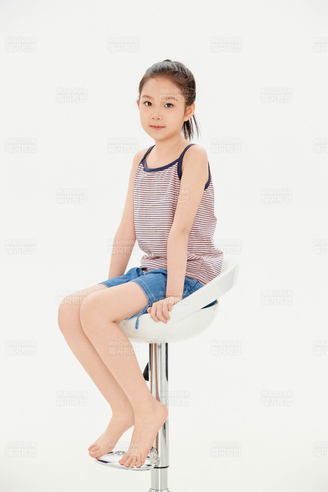 白色背景里的活泼可爱的中国小女孩儿童图片