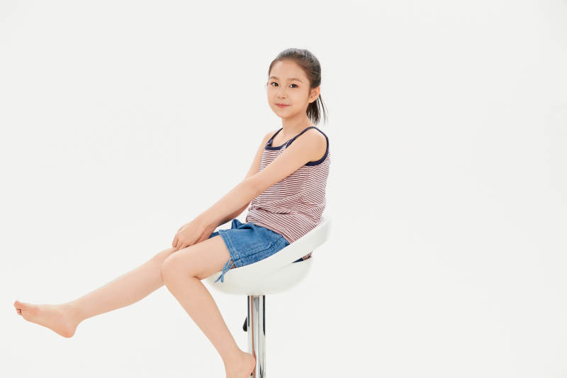 白色背景里的活泼可爱的中国小女孩儿童图片