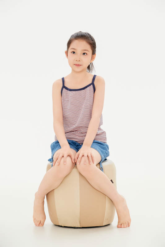 白色背景里的活泼可爱的中国小女孩儿童图片