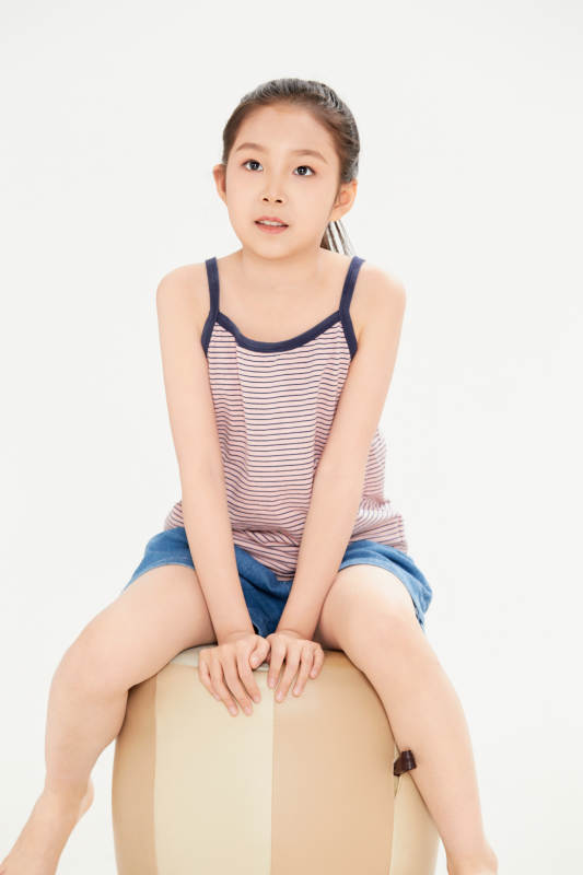 白色背景里的活泼可爱的中国小女孩儿童图片