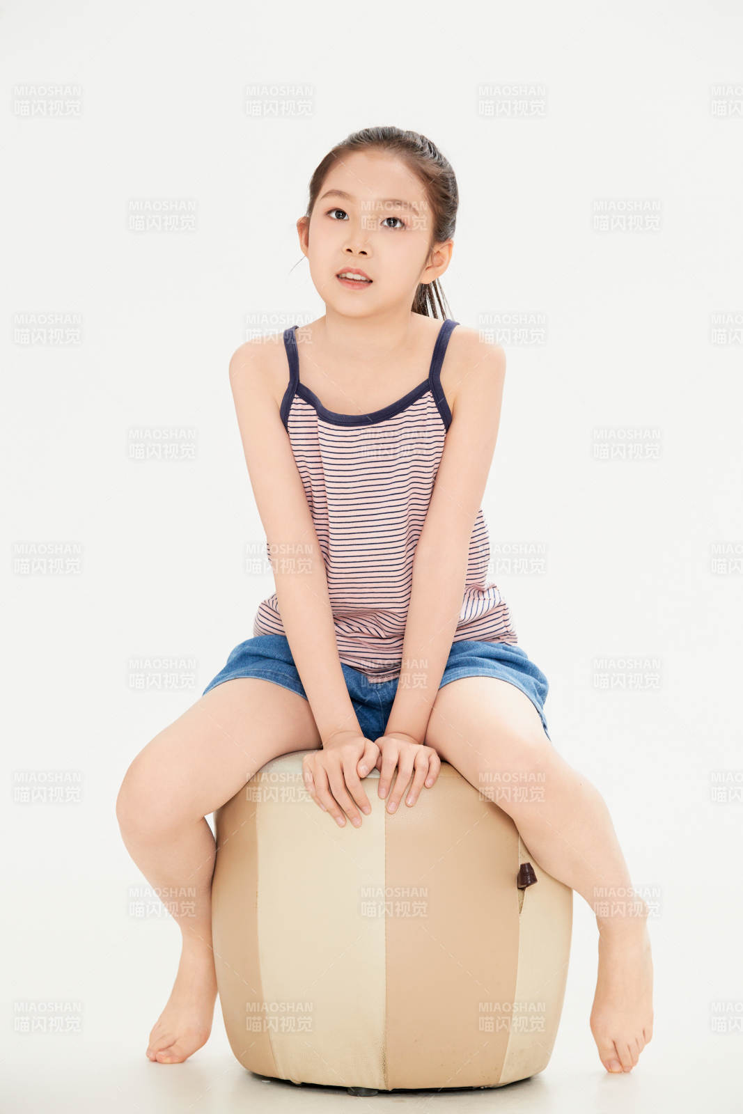 白色背景里的活泼可爱的中国小女孩儿童图片