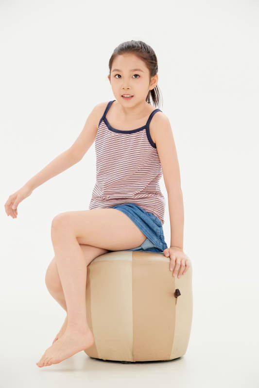 白色背景里的活泼可爱的中国小女孩儿童图片