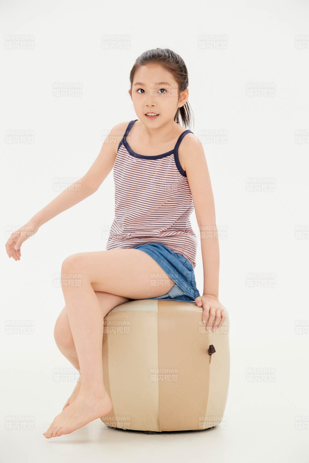 白色背景里的活泼可爱的中国小女孩儿童图片