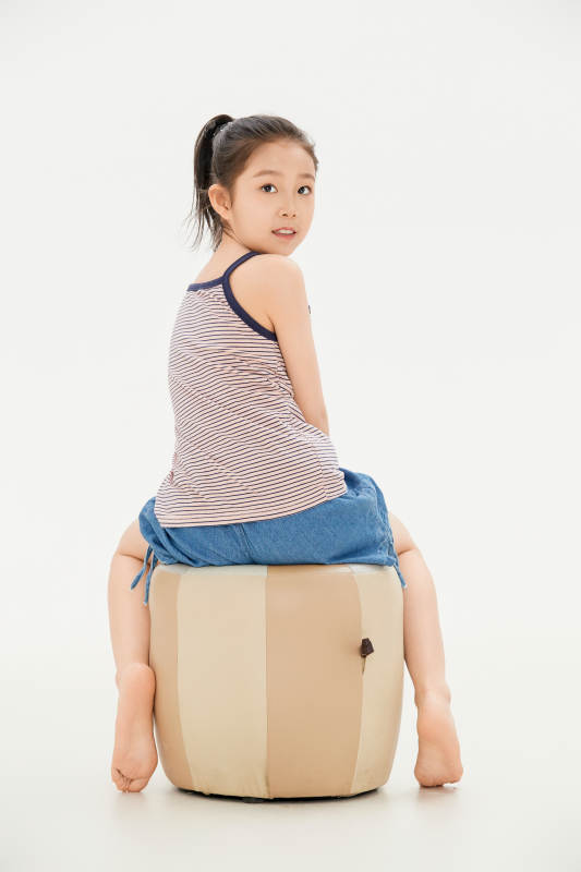 白色背景里的活泼可爱的中国小女孩儿童图片