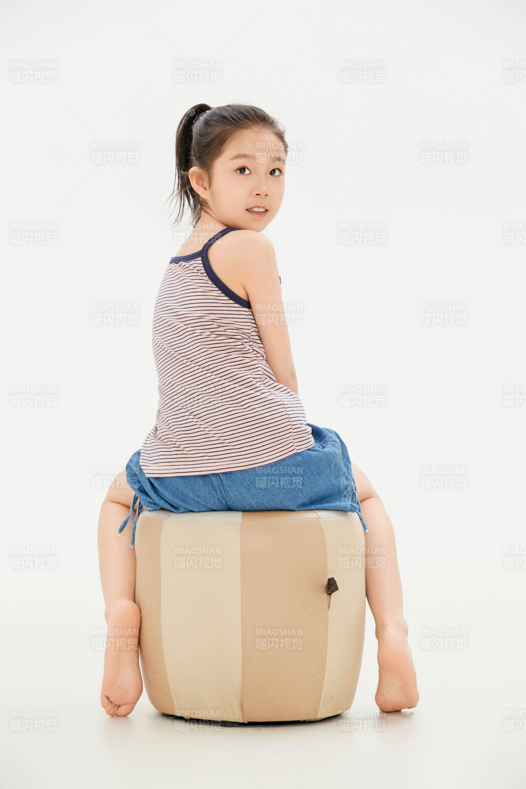 白色背景里的活泼可爱的中国小女孩儿童图片