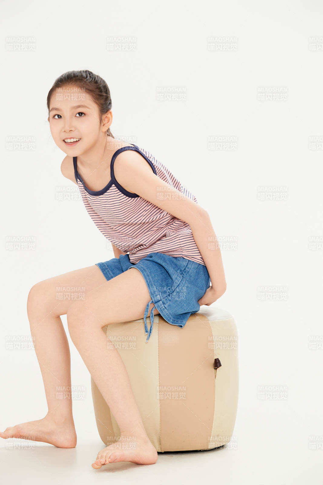 白色背景里的活泼可爱的中国小女孩儿童图片