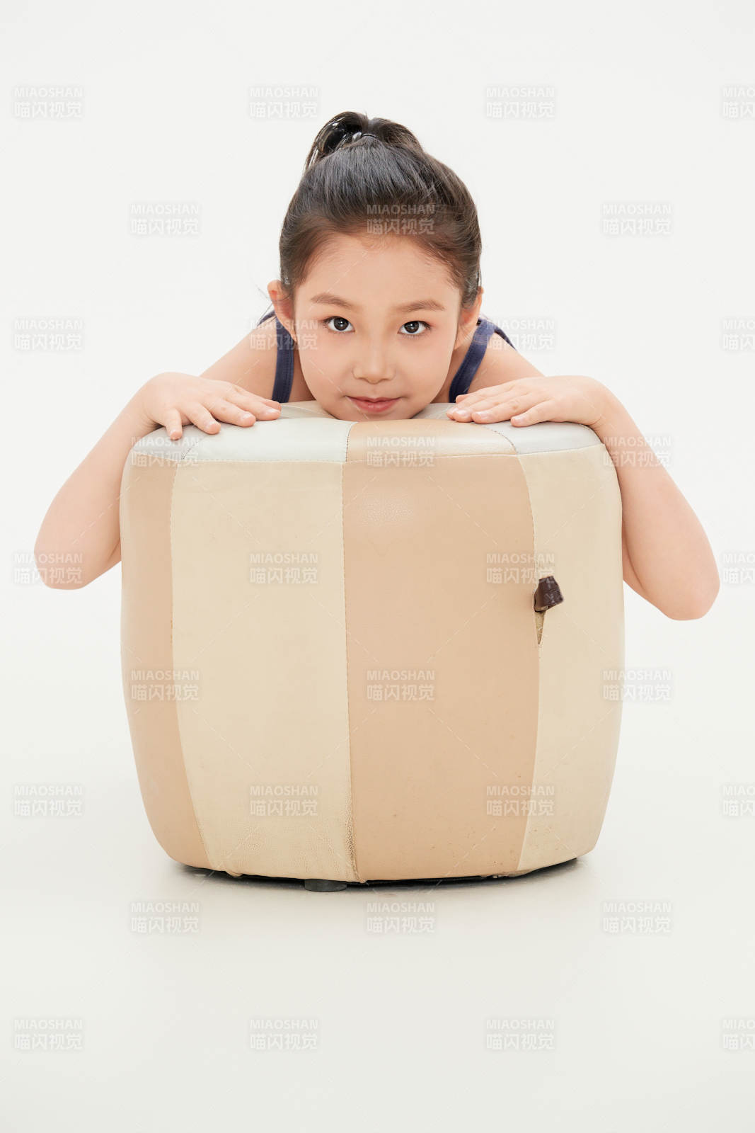 白色背景里的活泼可爱的中国小女孩儿童图片