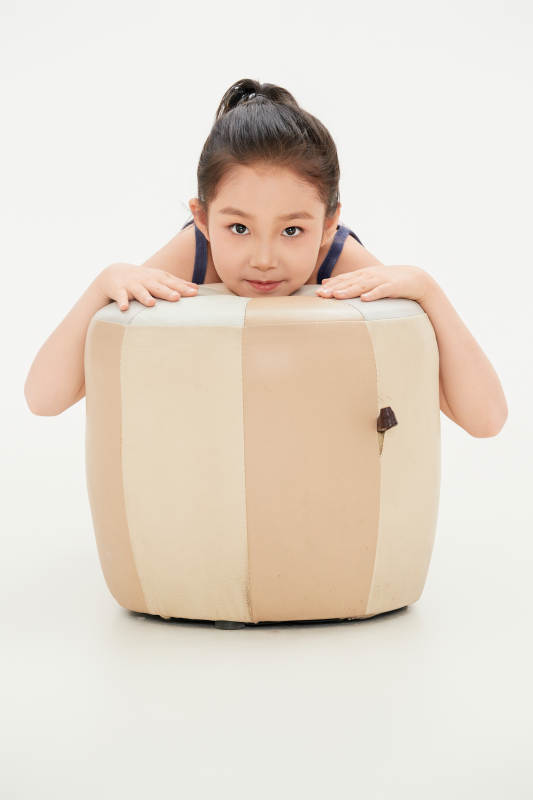 白色背景里的活泼可爱的中国小女孩儿童图片