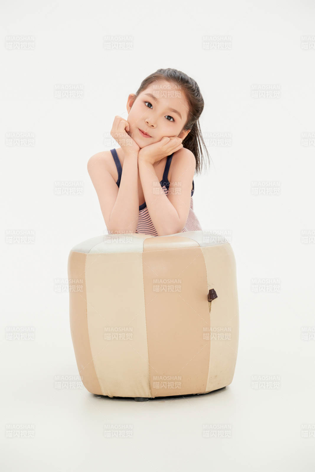 白色背景里的活泼可爱的中国小女孩儿童图片