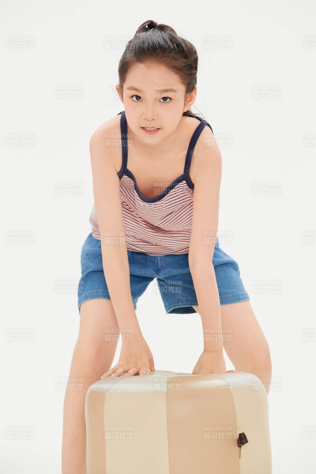 白色背景里的活泼可爱的中国小女孩儿童图片