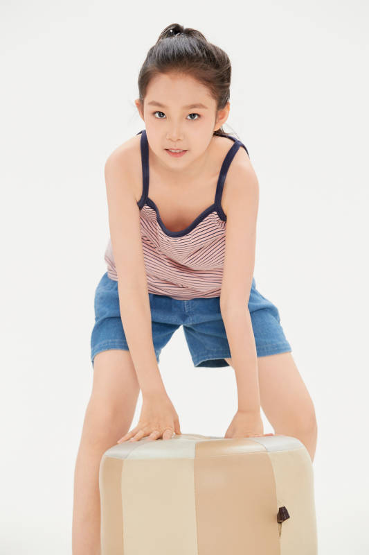 白色背景里的活泼可爱的中国小女孩儿童图片