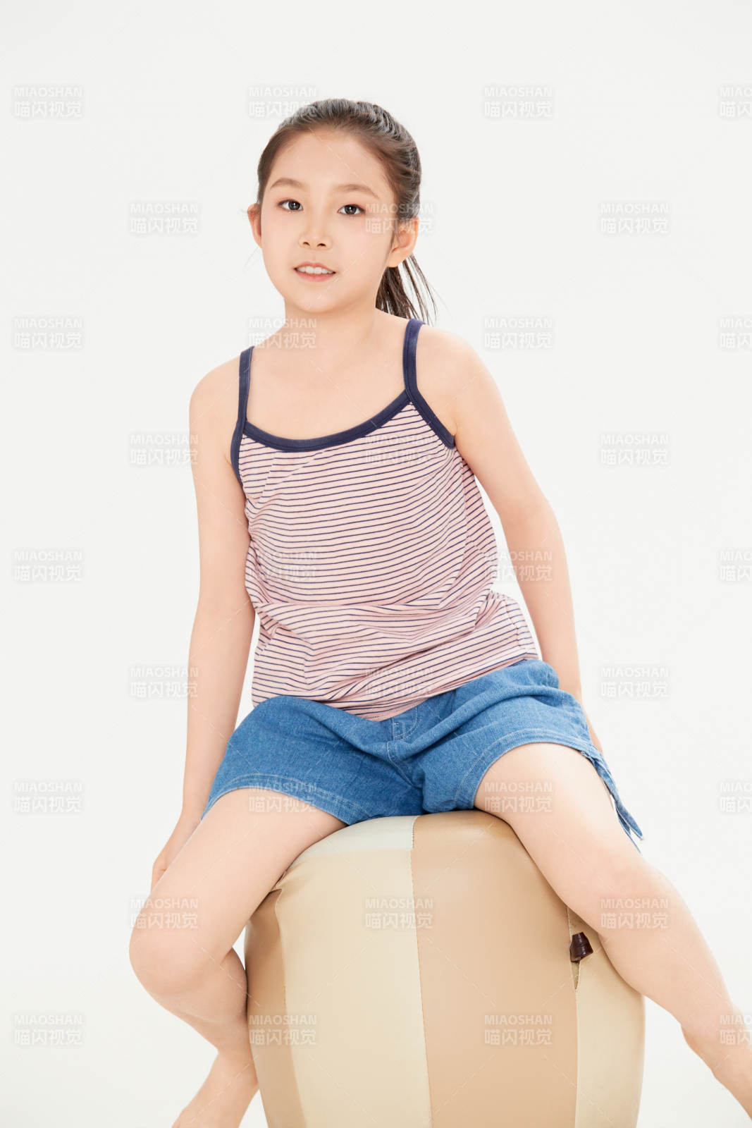 白色背景里的活泼可爱的中国小女孩儿童图片