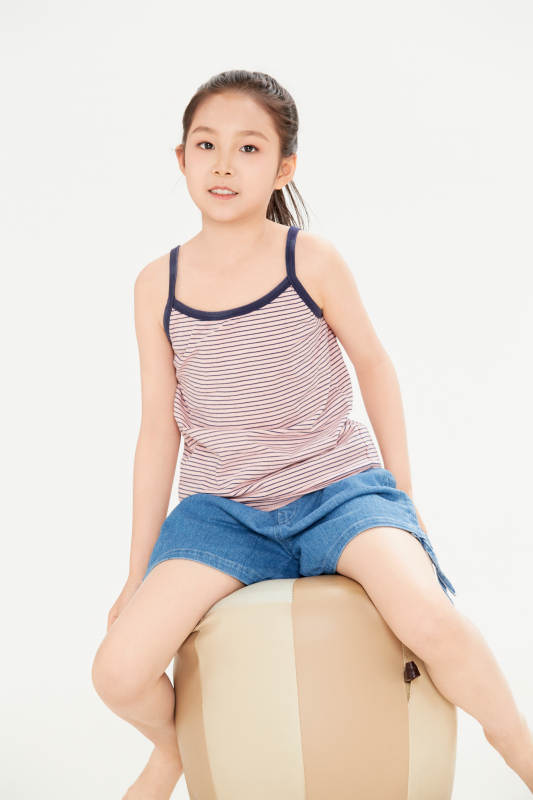 白色背景里的活泼可爱的中国小女孩儿童图片