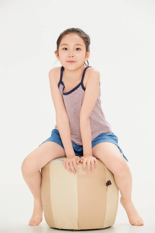 白色背景里的活泼可爱的中国小女孩儿童图片