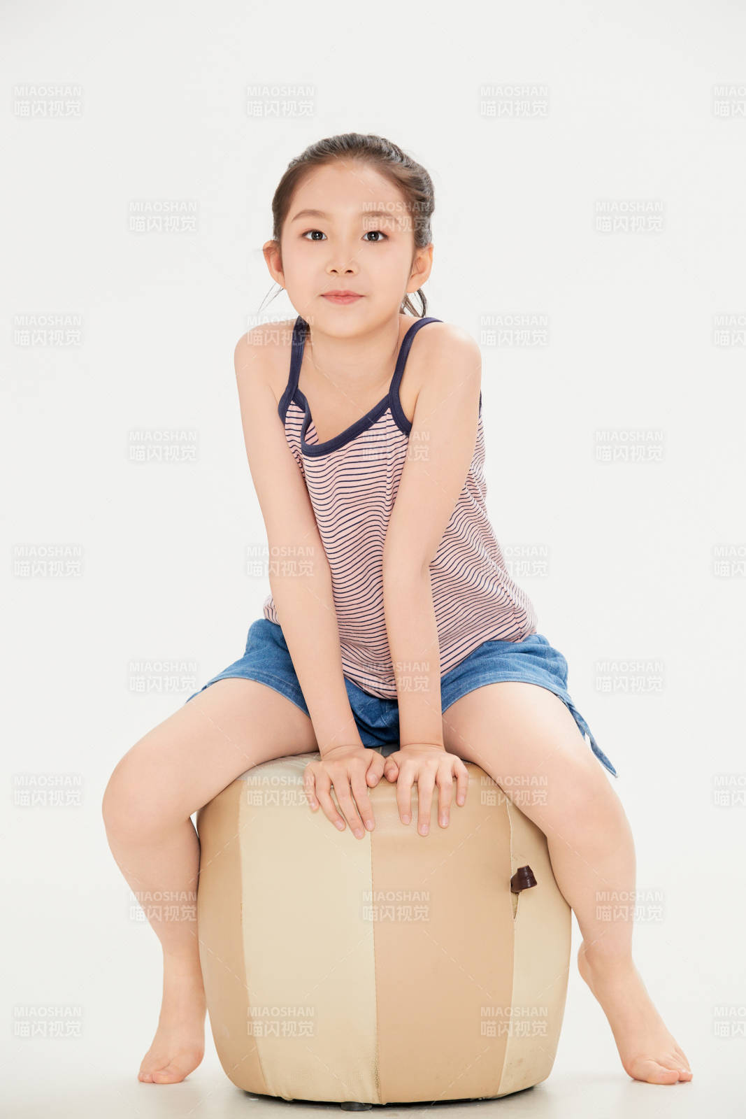 白色背景里的活泼可爱的中国小女孩儿童图片