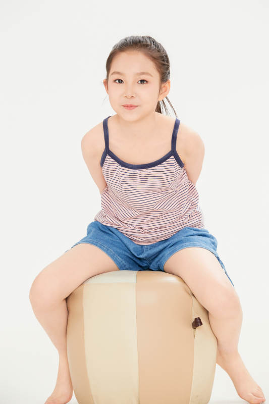 白色背景里的活泼可爱的中国小女孩儿童图片