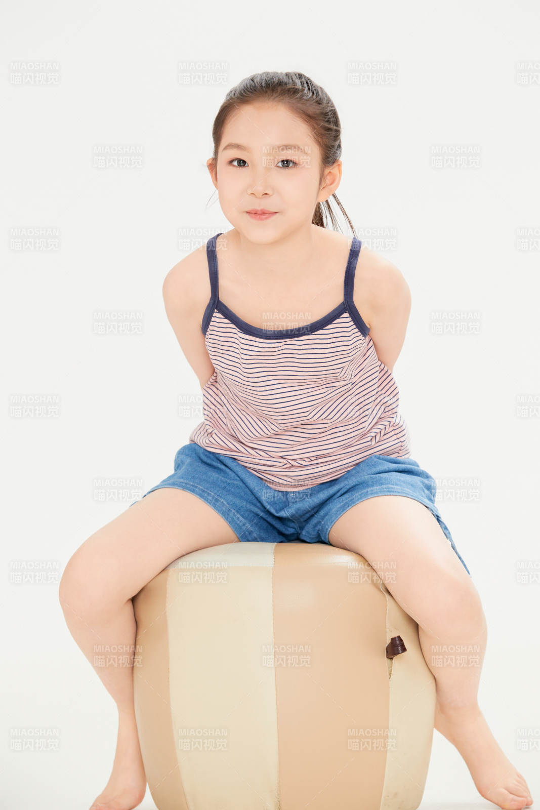 白色背景里的活泼可爱的中国小女孩儿童图片