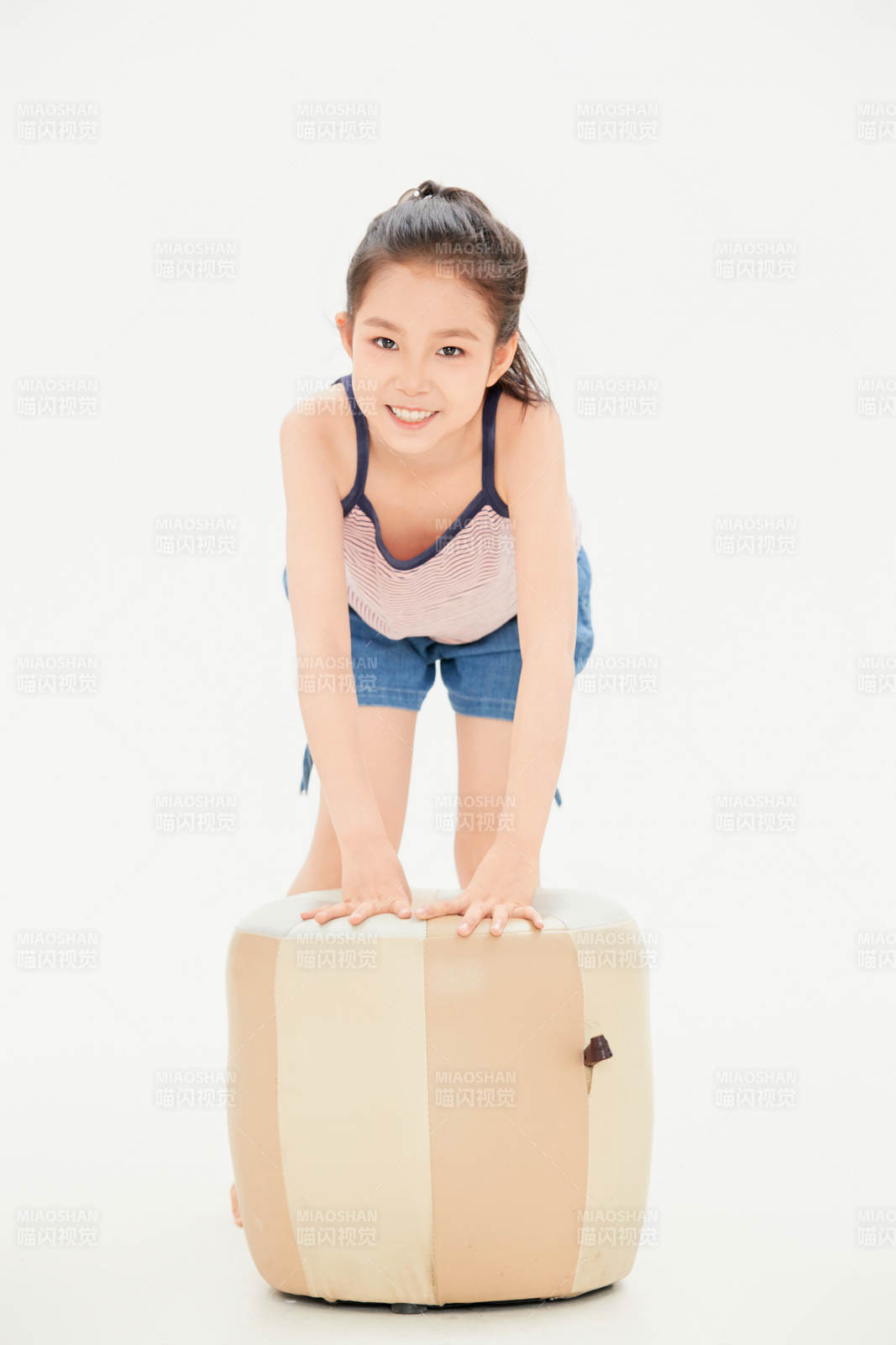 白色背景里的活泼可爱的中国小女孩儿童图片