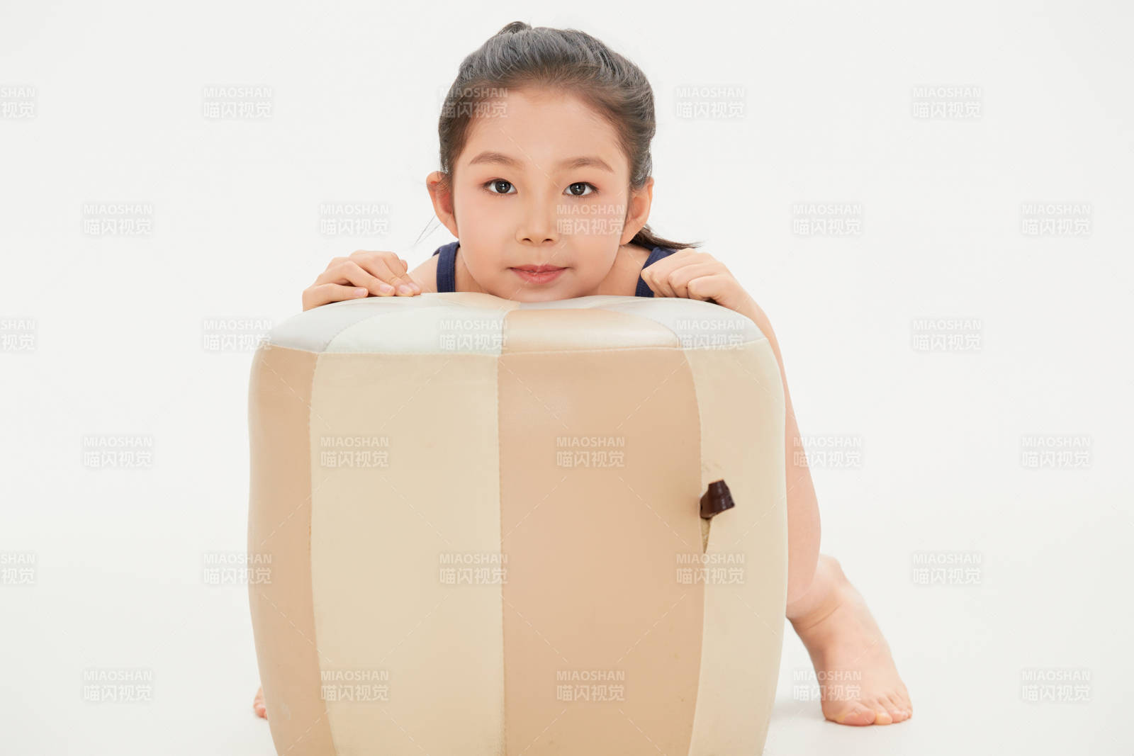 白色背景里的活泼可爱的中国小女孩儿童图片