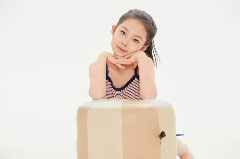 白色背景里的活泼可爱的中国小女孩儿童图片