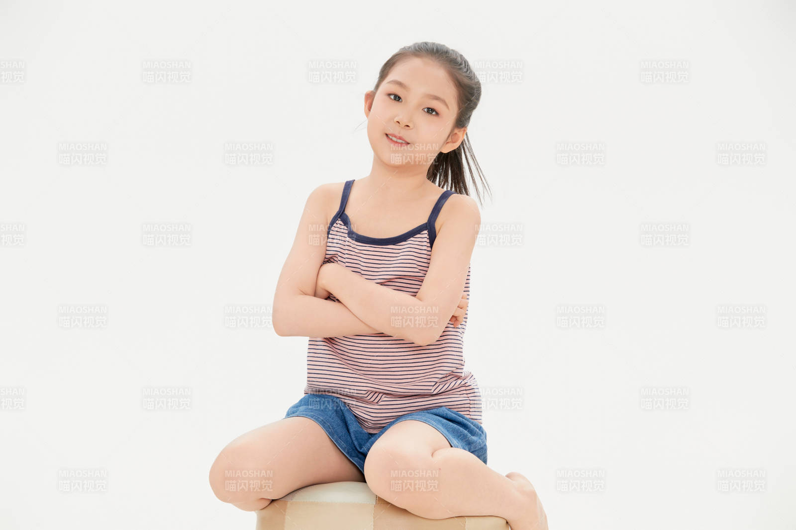 白色背景里的活泼可爱的中国小女孩儿童图片