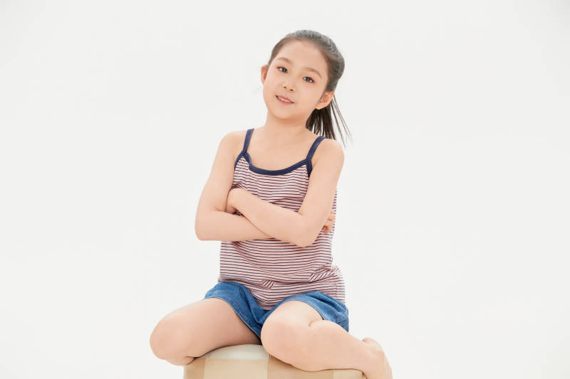 白色背景里的活泼可爱的中国小女孩儿童图片